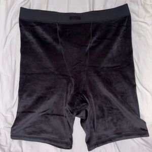 Skims Women’s Black Velour Biker Shorts Size XL